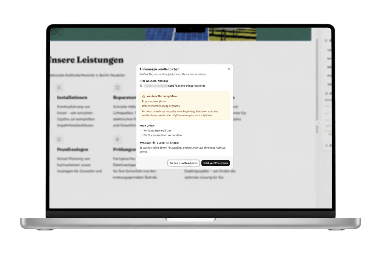 Laptop mit Website-Editor und Dialog „Änderungen veröffentlichen“ über der Seite „Unsere Leistungen“.