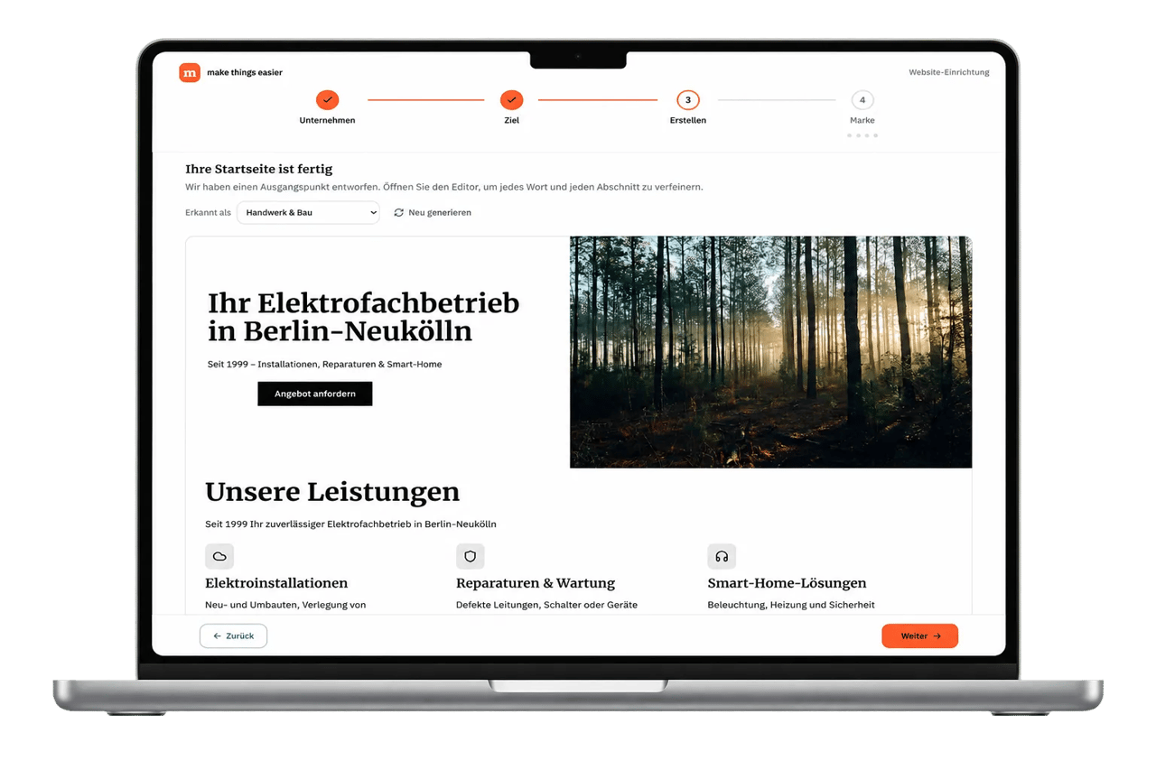 Laptop mit Website-Einrichtung: Vorschau eines Elektrofachbetriebs mit Waldmotiv und der Überschrift „Ihre Startseite ist fertig“.